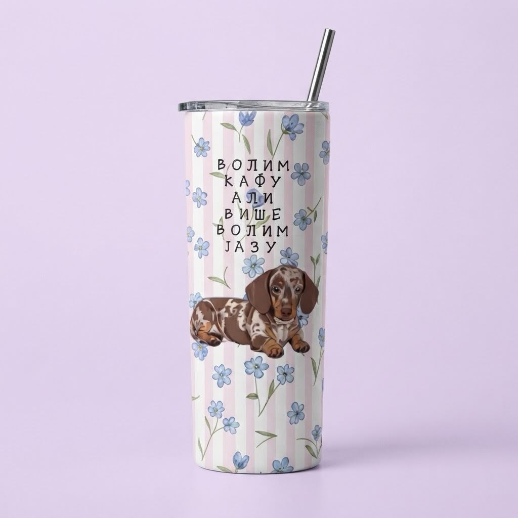 Roze prugasti tumbler sa cvetnim dezenom, crtežom jazavičara i natpisom Volim kafu ali više volim jazu